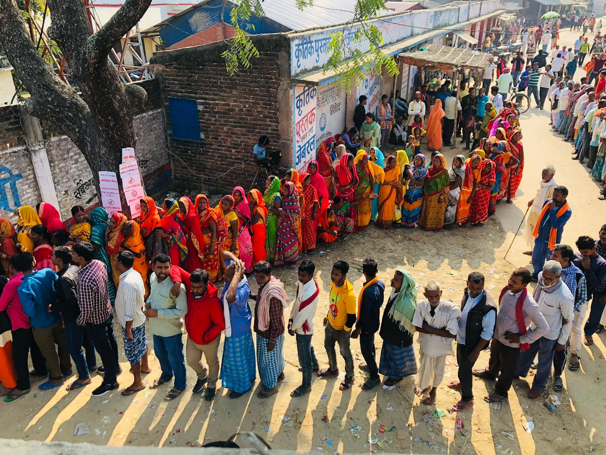 सखुवा प्रसौनी गाउपालिका मधुवन ५ मा मतदान गर्न लाइनमा बसेका मतदाताहरु